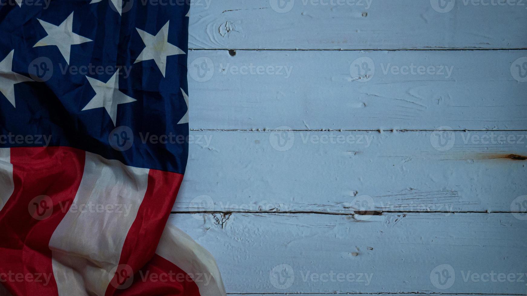 la bandiera degli stati uniti d'america sull'immagine del tavolo in legno naturale per la libertà e l'indipendenza americane o lo sfondo con il concetto di spazio di copia. foto