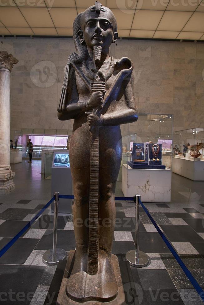 grande statua di khonsu, l'antico dio egizio della luna, al museo nazionale della civiltà egizia, nel quartiere fustat del vecchio cairo foto