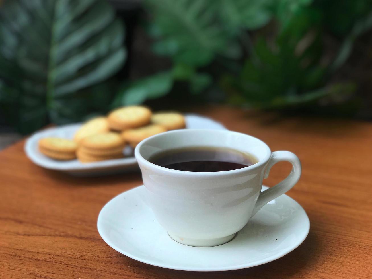 tazza di caffè calda sul tavolo foto