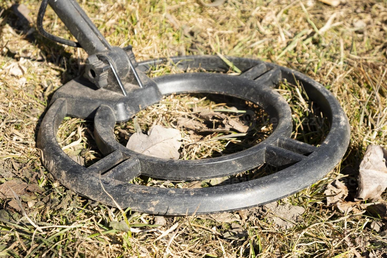 alla ricerca di monete con un metal detector foto