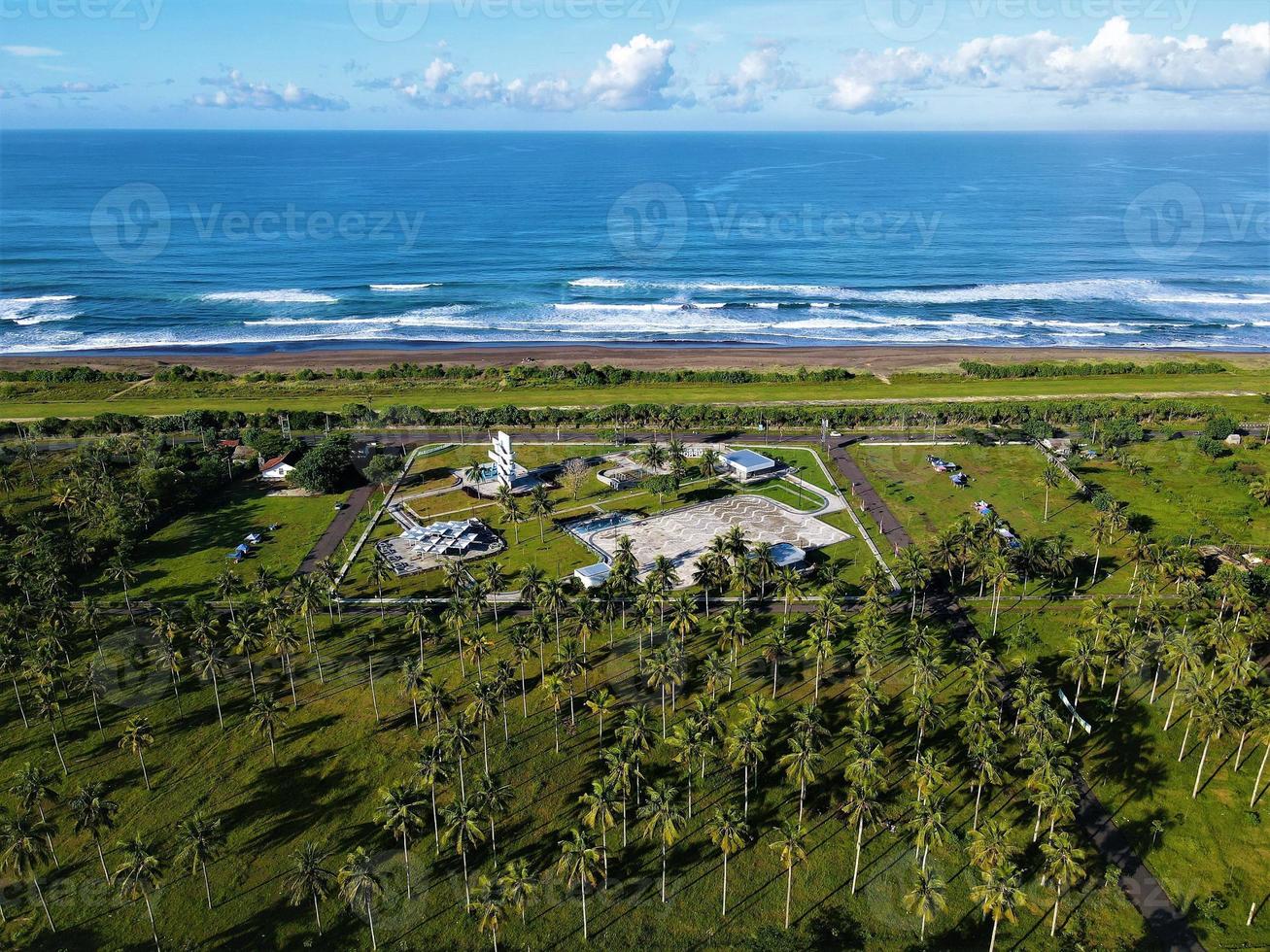 bella vista aerea panoramica della spiaggia di pangandaran. foto