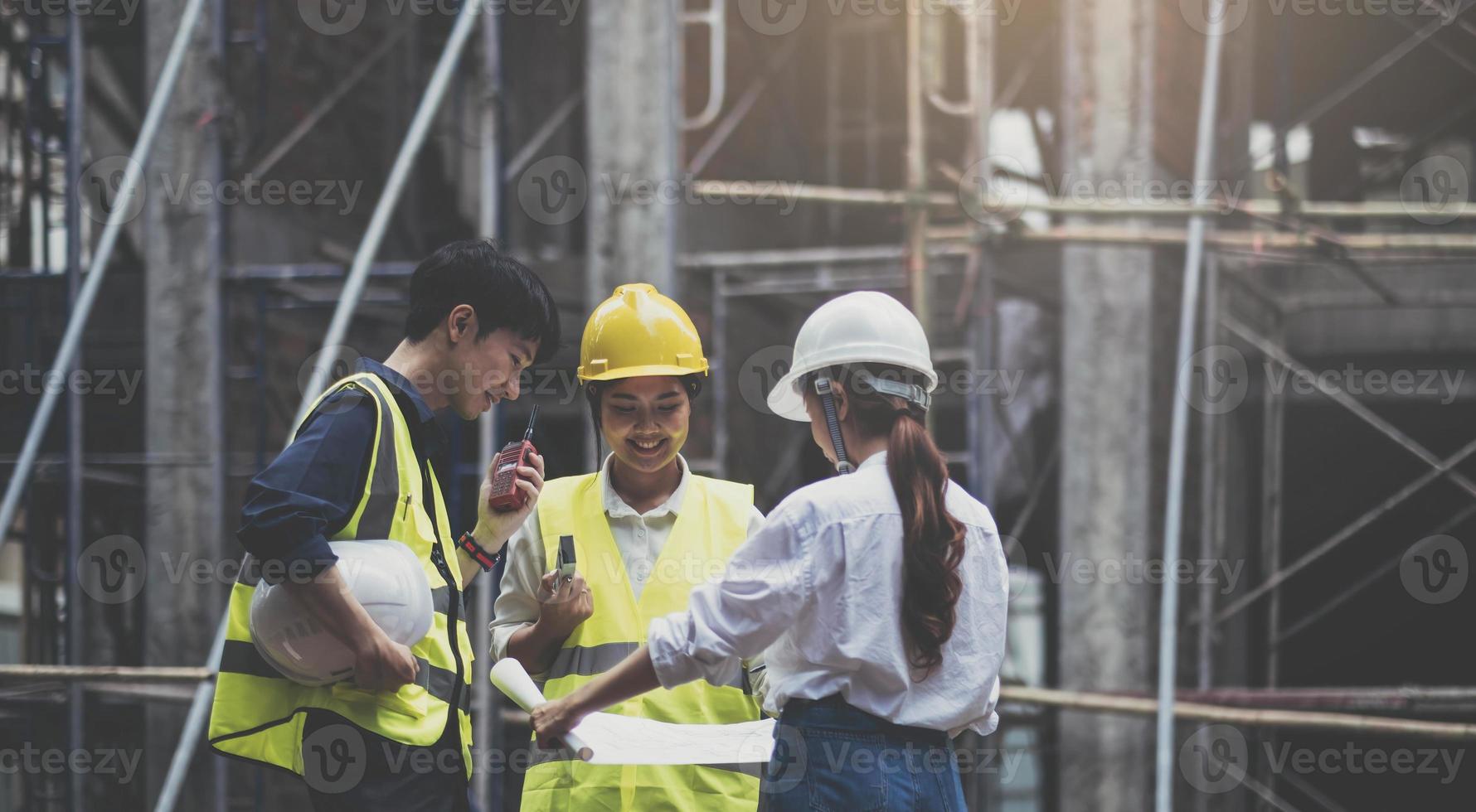 un team eterogeneo di esperti sta pianificando il cantiere. progetto immobiliare con ingegneri civili, architetti, investitori aziendali e lo staff generale stanno discutendo i dettagli dei piani. foto