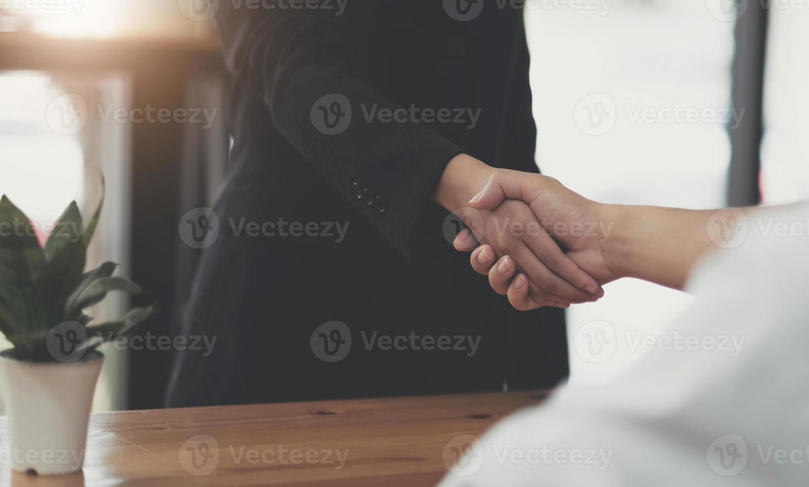 immagine di una stretta di mano di partnership tra uomini d'affari di successo dopo l'acquisizione. incontro per firmare contratti e concetto di supporto di gruppo. foto