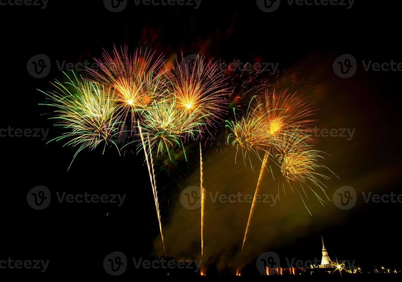 enormi e colorati fuochi d'artificio sulle risaie al tramonto. foto