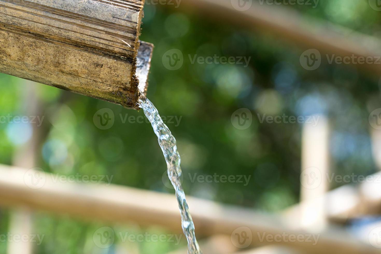 fontana di bambù con acqua foto