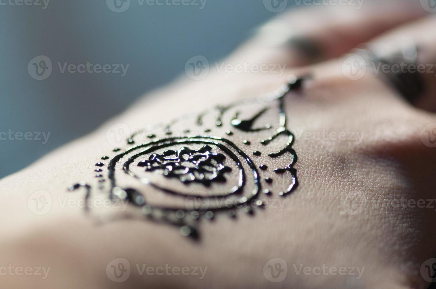tatuaggio della mano del hennè foto
