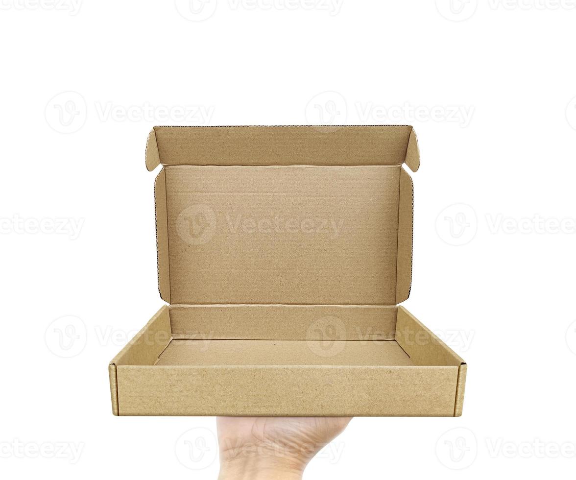 scatola di cartone vuota con spazio per la copia nelle mani maschili su sfondo bianco foto