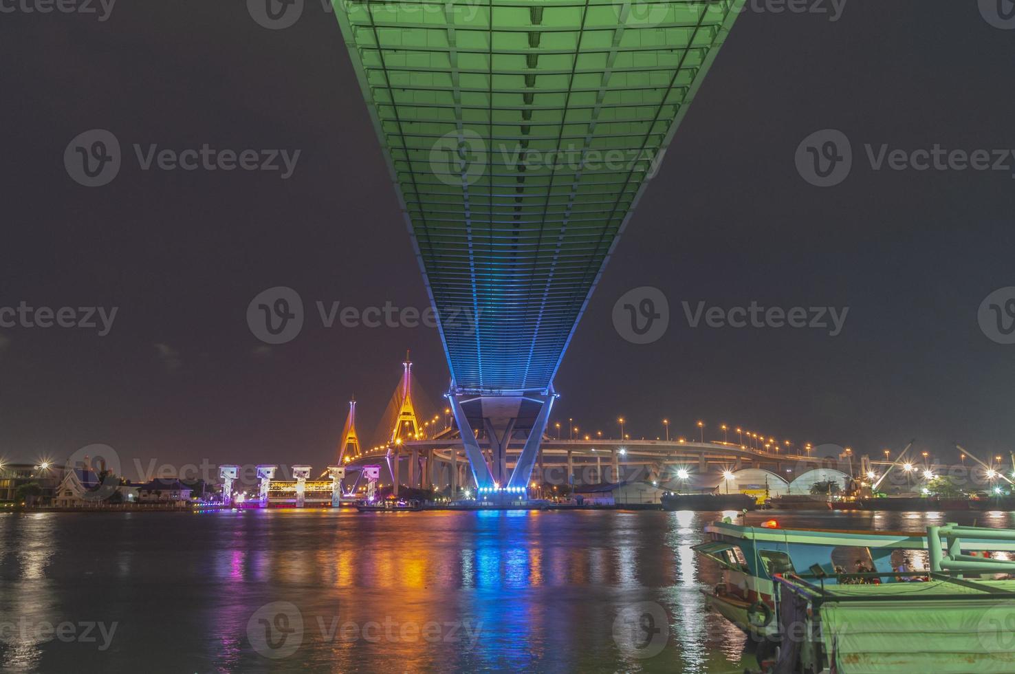 ponte bhumibol, ponte sul fiume chao phraya. accendi le luci in molti colori di notte. foto