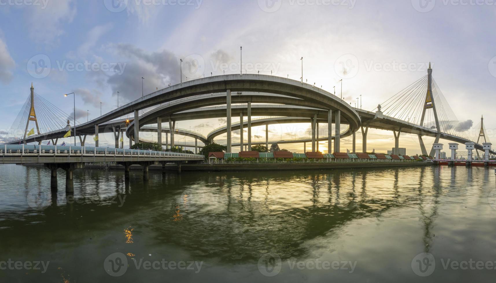 ponte bhumibol, ponte sul fiume chao phraya. foto