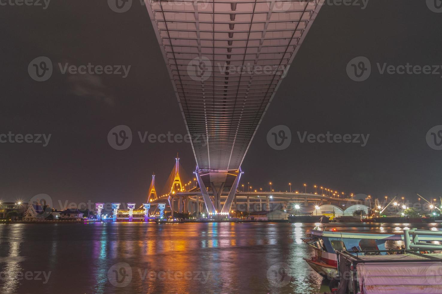 ponte bhumibol, ponte sul fiume chao phraya. accendi le luci in molti colori di notte. foto