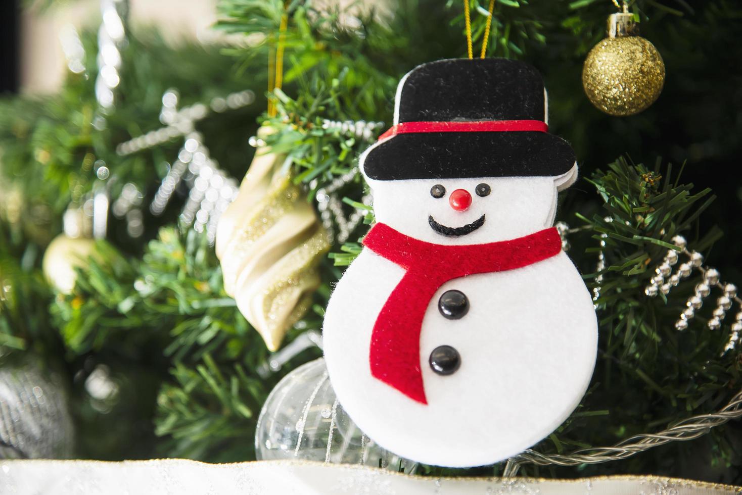 albero di natale con decorazione pupazzo di neve - concetto di celebrazione di natale di capodanno foto