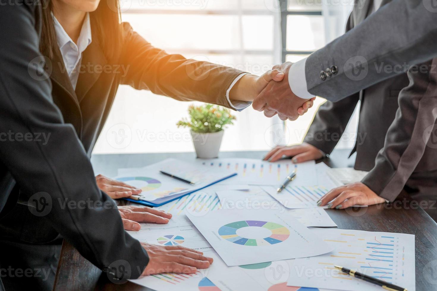 partner professionisti dell'uomo d'affari e della donna d'affari che stringono la mano insieme all'accordo e all'accordo di successo aziendale. mani affari lavoro di squadra stretta di mano alla scrivania dell'ufficio. collaborazione che si stringe la mano foto