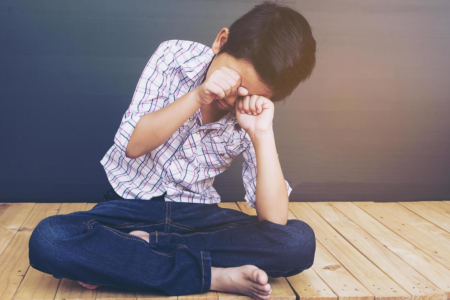 Il ragazzo asiatico di 7 anni si sente triste foto