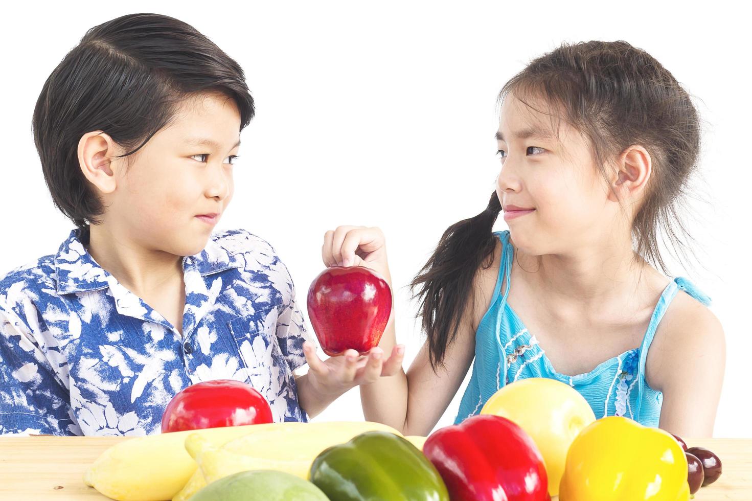 ragazzo e ragazza asiatici che mostrano godere dell'espressione con verdure fresche colorate isolate su sfondo bianco foto