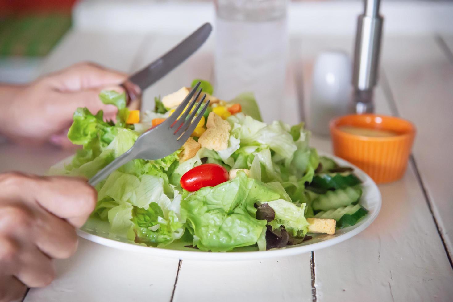 uomo pronto a mangiare insalata di verdure - persone con concetto di cibo sano fresco pulito foto