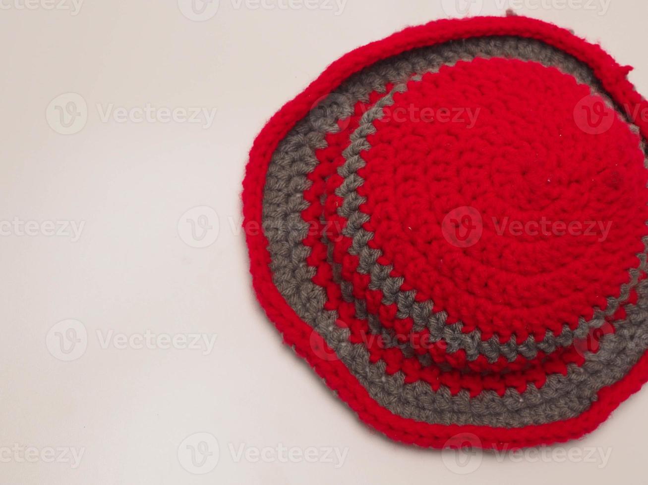 immagine di colore rosso con cappello all'uncinetto a righe grigie foto