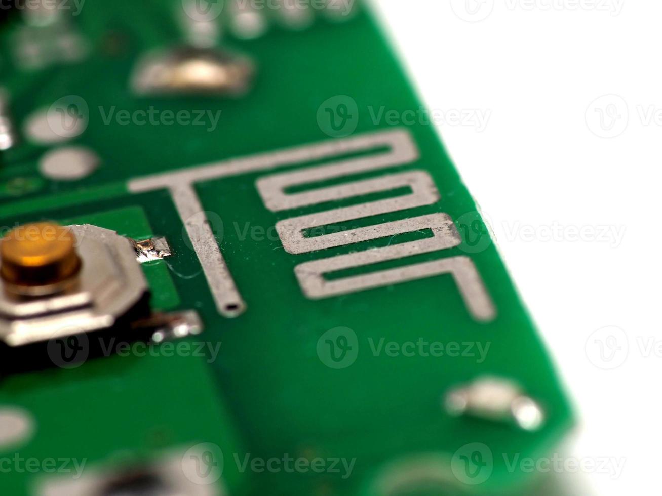 circuito stampato verde con alcuni componenti e chip smd del dispositivo a montaggio superficiale foto