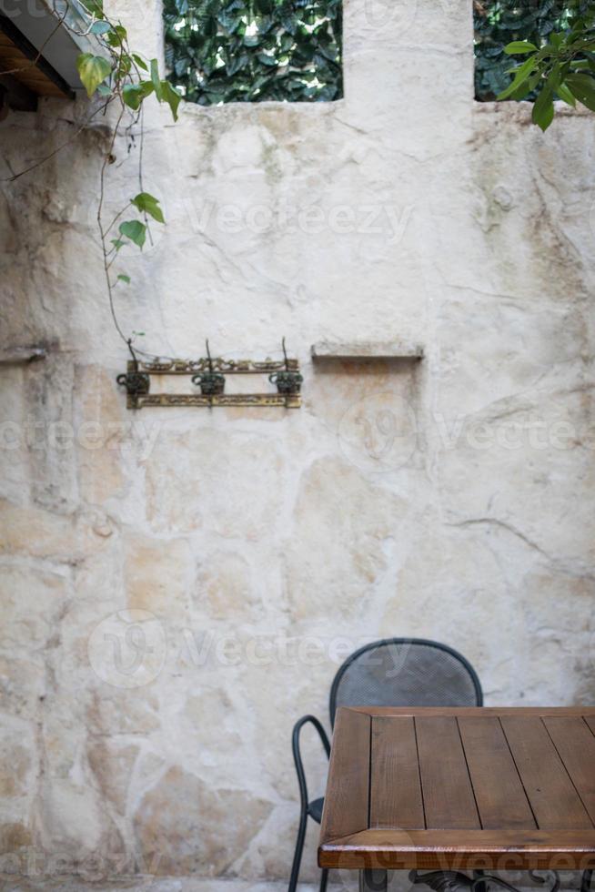 tavolo da esterno muro in pietra foto