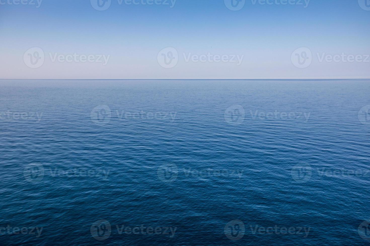 orizzonte blu dell'oceano o dell'acqua di mare foto