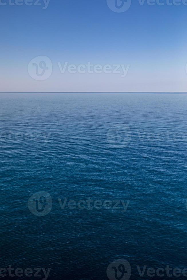 orizzonte blu dell'oceano o dell'acqua di mare foto