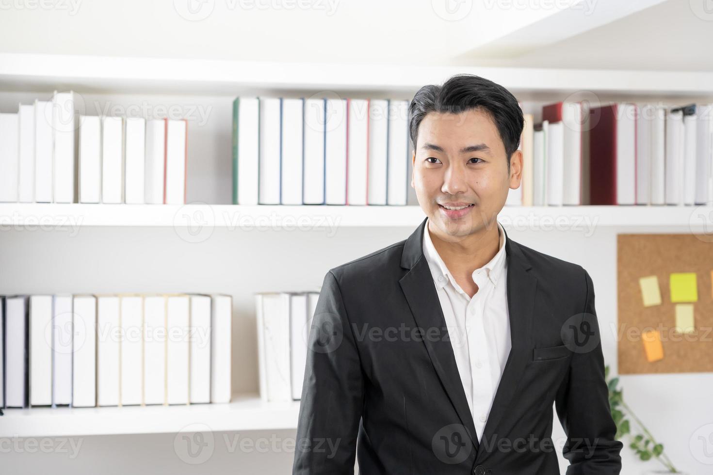 ritratto di giovane uomo d'affari asiatico felice. foto