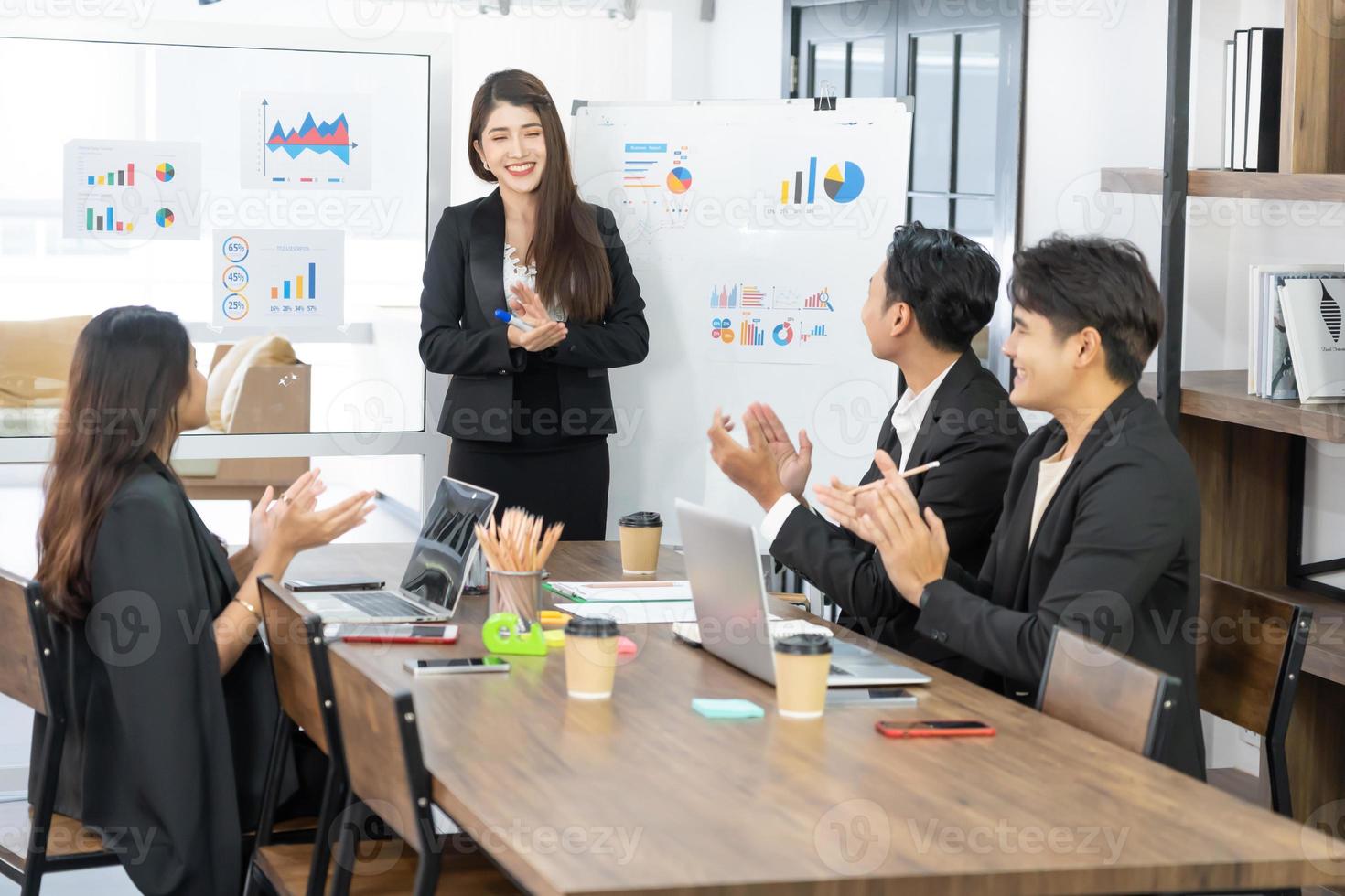 bella donna d'affari dà report, presentazione ai suoi colleghi di lavoro nella sala conferenze, lei mostra la grafica. professionista femminile di successo. foto