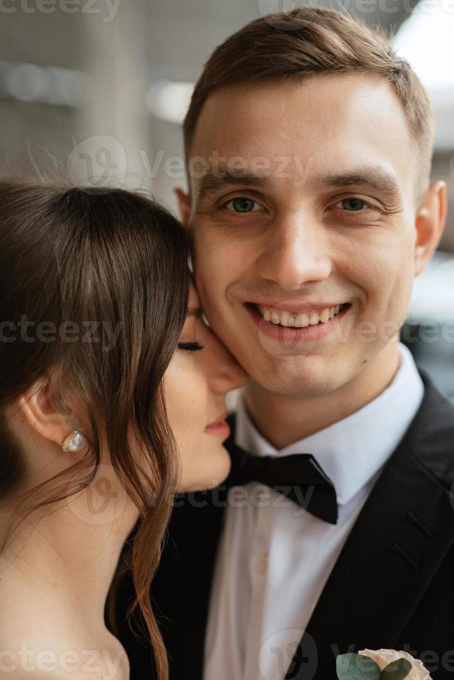 giovane coppia sposa e sposo in un abito corto bianco foto