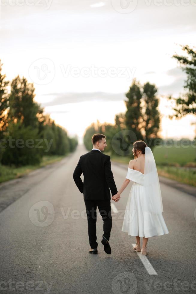 giovane coppia sposa e sposo in un abito corto bianco foto