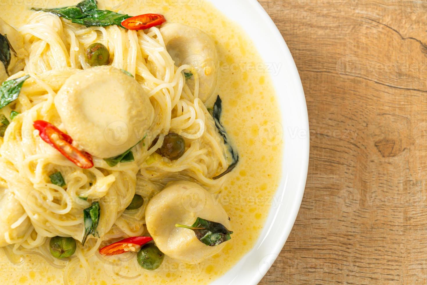 spaghetti di riso al curry verde e polpette di pesce foto