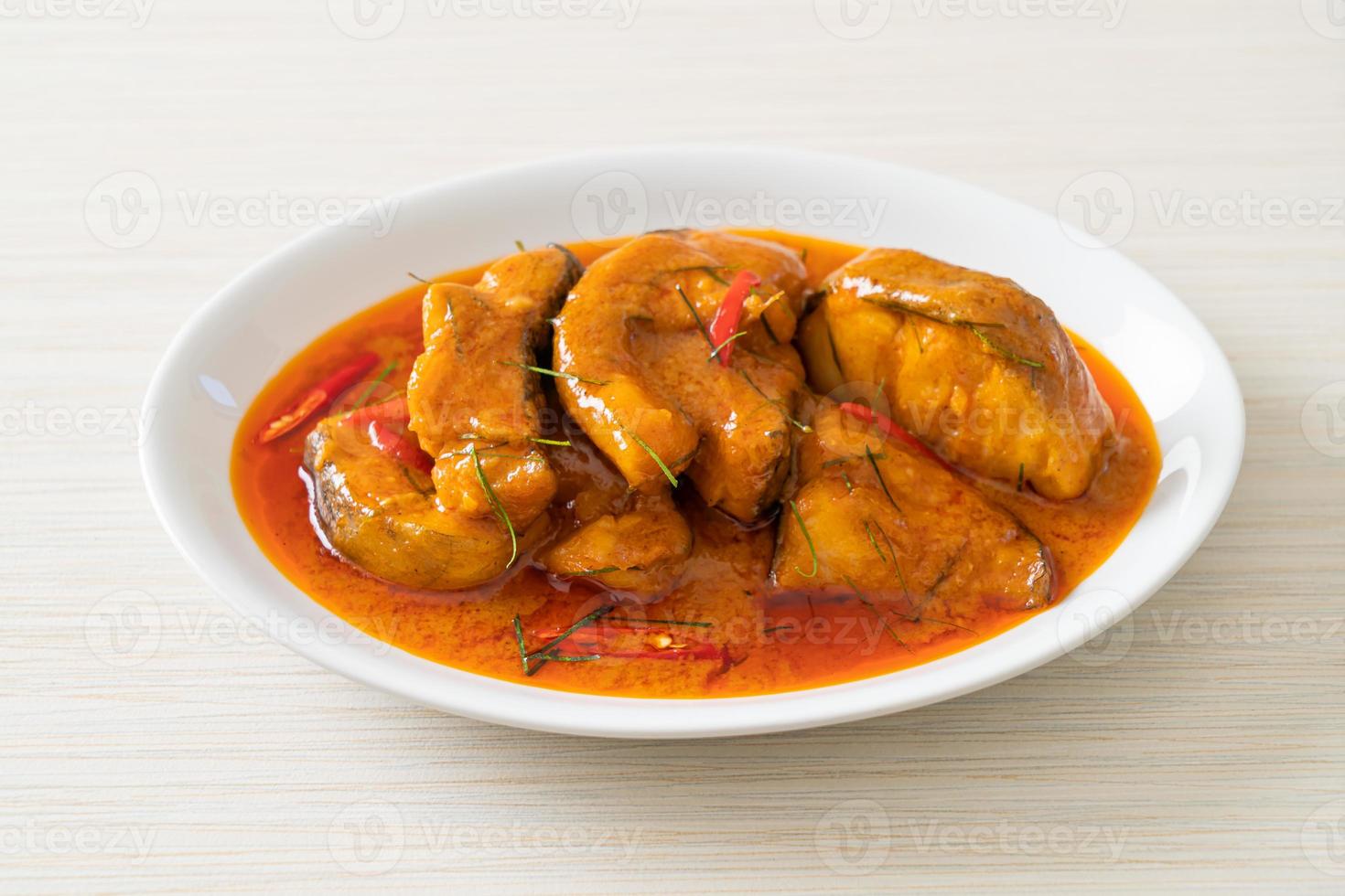 pesce gatto dalla coda rossa in salsa di curry rosso essiccata chiamata choo chee foto