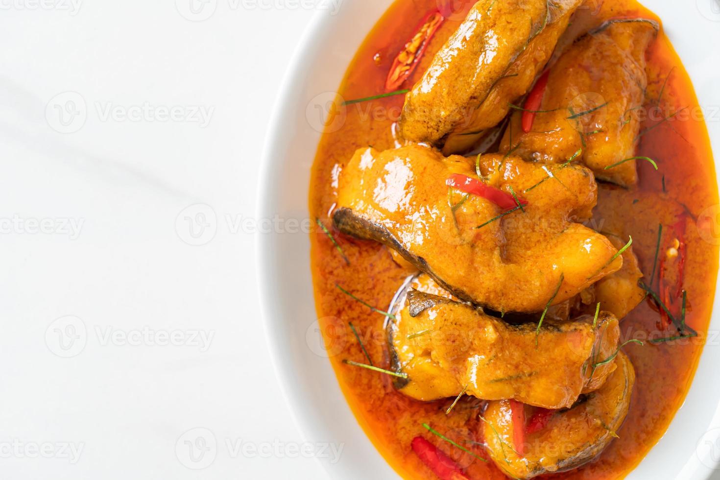 pesce gatto dalla coda rossa in salsa di curry rosso essiccata chiamata choo chee foto