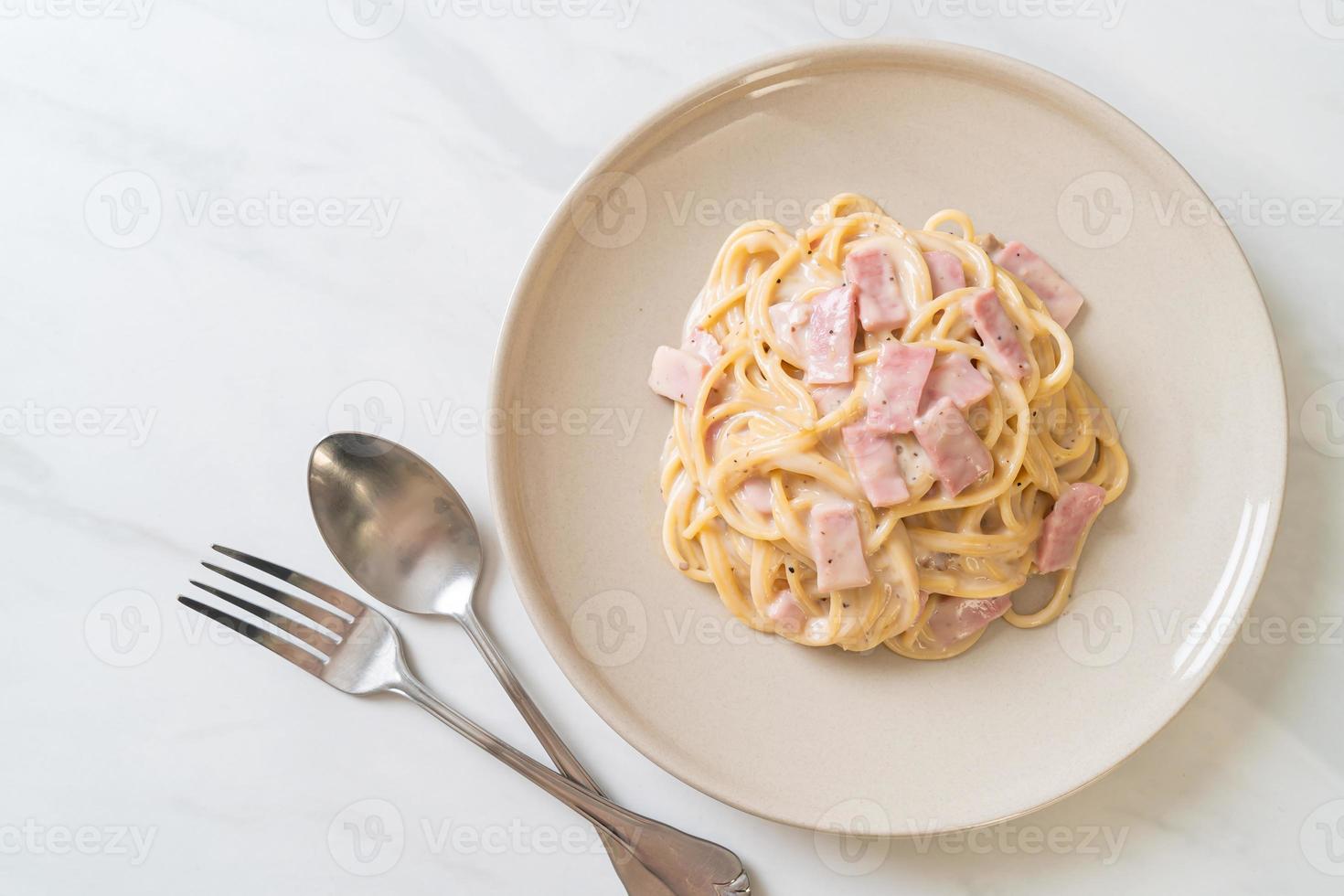 spaghetti alla panna bianca con prosciutto foto