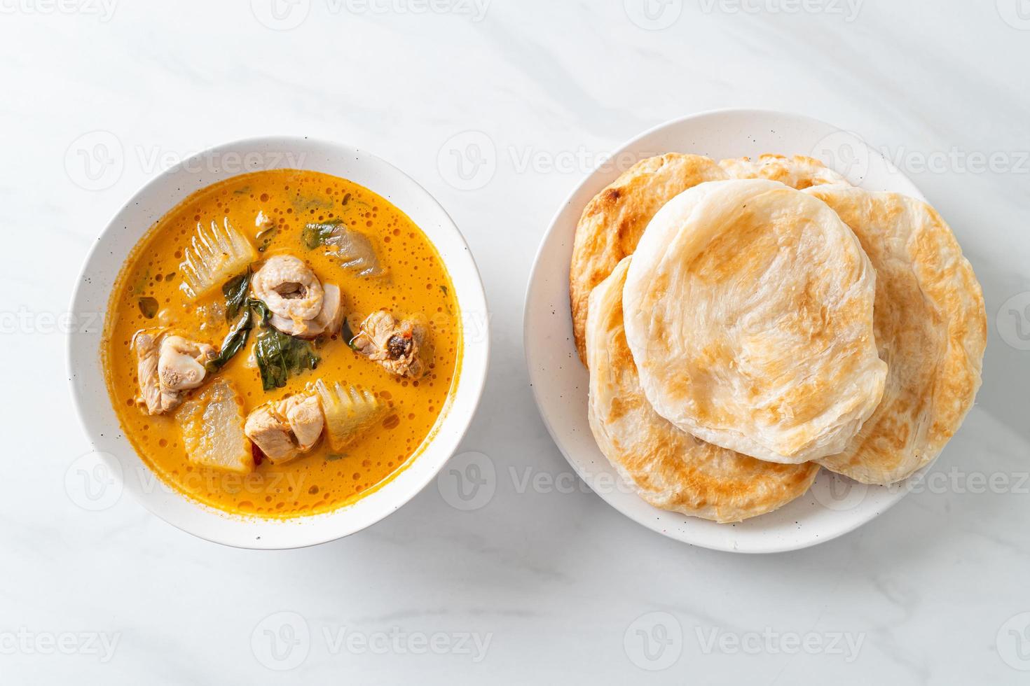 zuppa di pollo al curry con roti foto