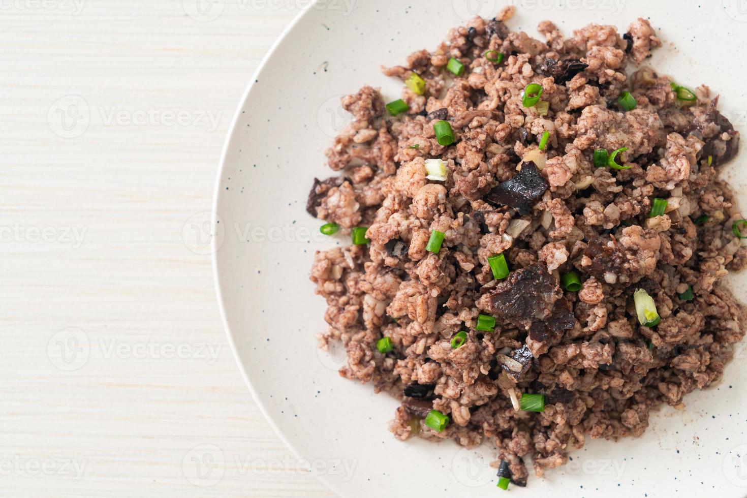 olive cinesi saltate in padella con carne di maiale macinata foto