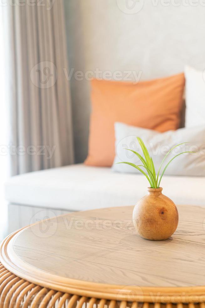 vaso in ceramica o porcellana con decoro vegetale sul tavolo in soggiorno foto