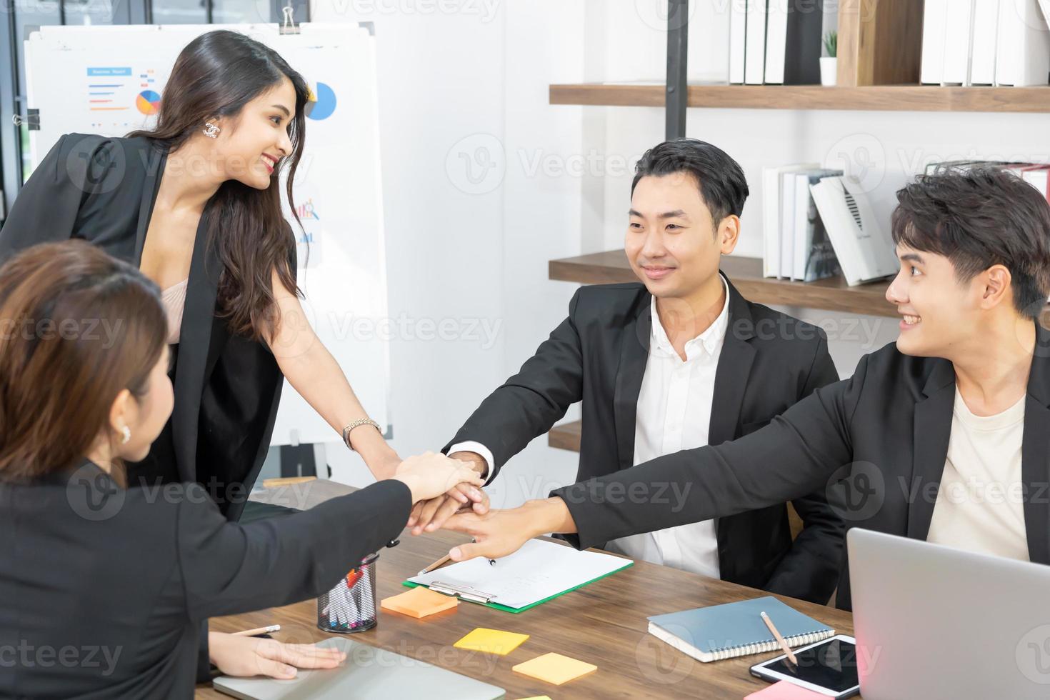 lavoro di squadra amicizia gruppo brainstorming insieme. diversità business partner persone lavoro di squadra tenendosi per mano potere del tag team. colleghi sorridenti felici con le targhette che impilano le mani. foto