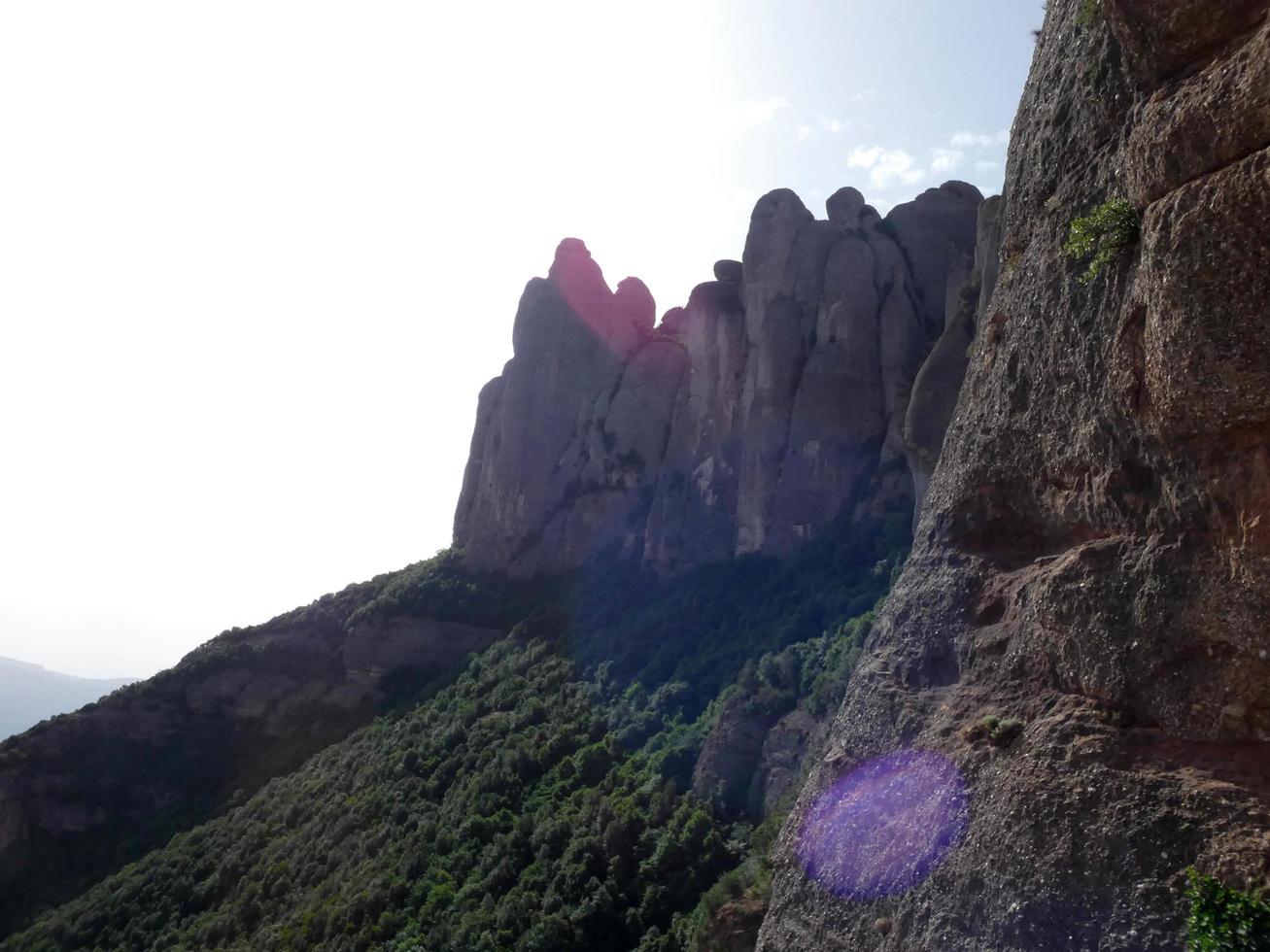 viste dalle montagne di montserrat a nord della città di barcellona. foto