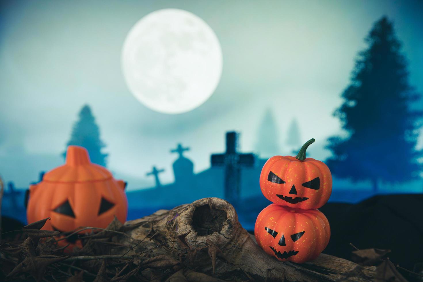cimitero spettrale con zucca di halloween bagliore foto