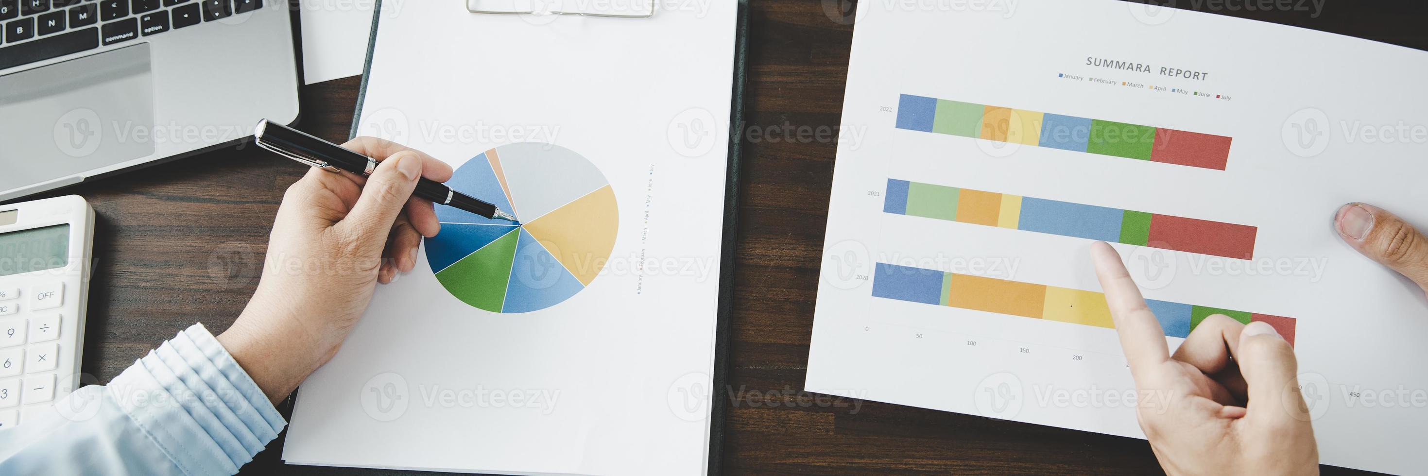 collaborazione di gruppo aziendale per discutere l'analisi del lavoro con i dati finanziari del documento e il grafico del rapporto sulla crescita del marketing in team, presentazione e brainstorming per il piano strategico traendo profitto dall'azienda. foto