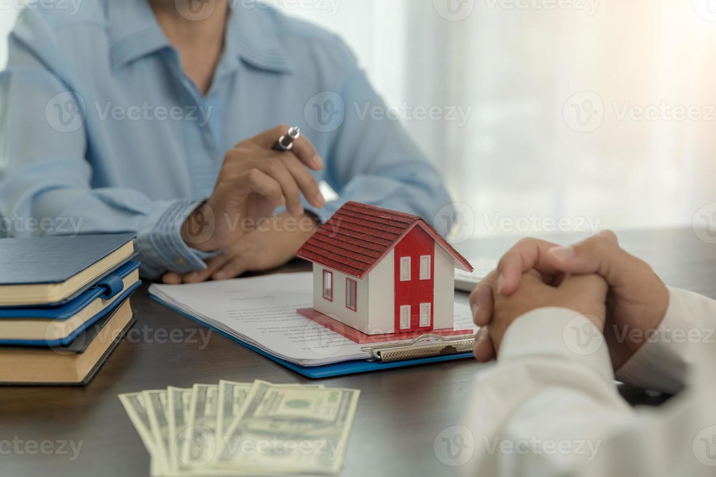 broker advisor che consulta un cliente. l'agente immobiliare offre la mano per il cliente firma l'accordo firma del contratto per l'acquisto o la vendita di una casa. concetto di mutuo aziendale e casa assicurativa foto