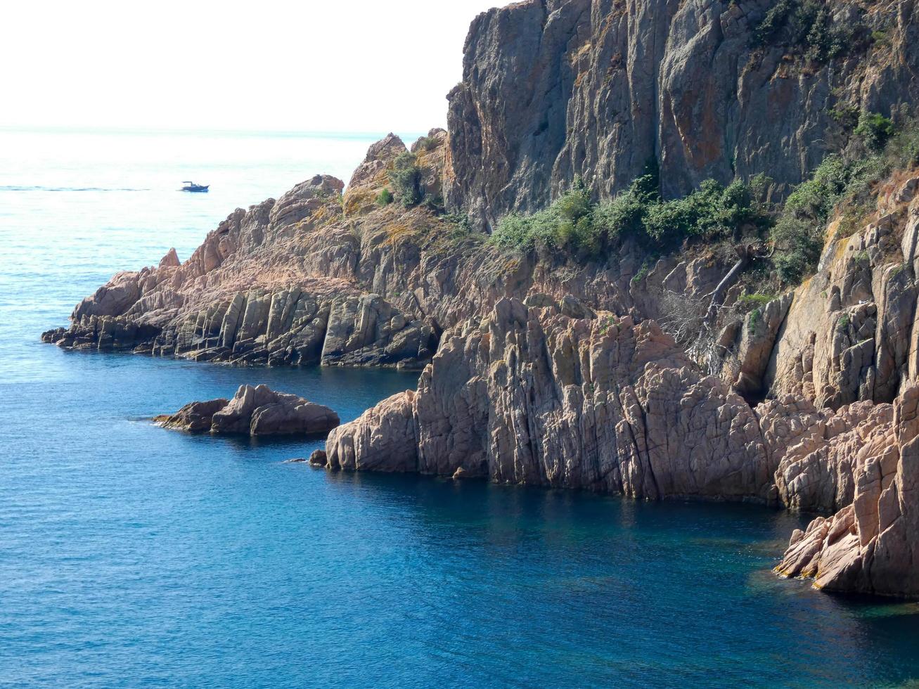 rocce e scogliere con cielo azzurro e mare turchese foto