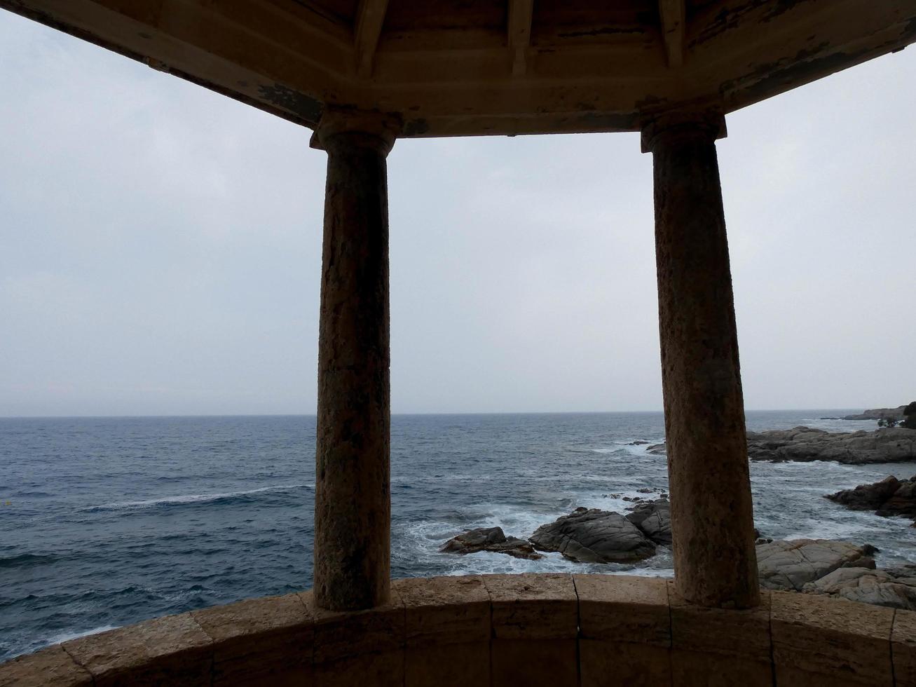 classica rotonda in pietra con sfondo marino situata sulla costa brava catalana, in spagna. foto