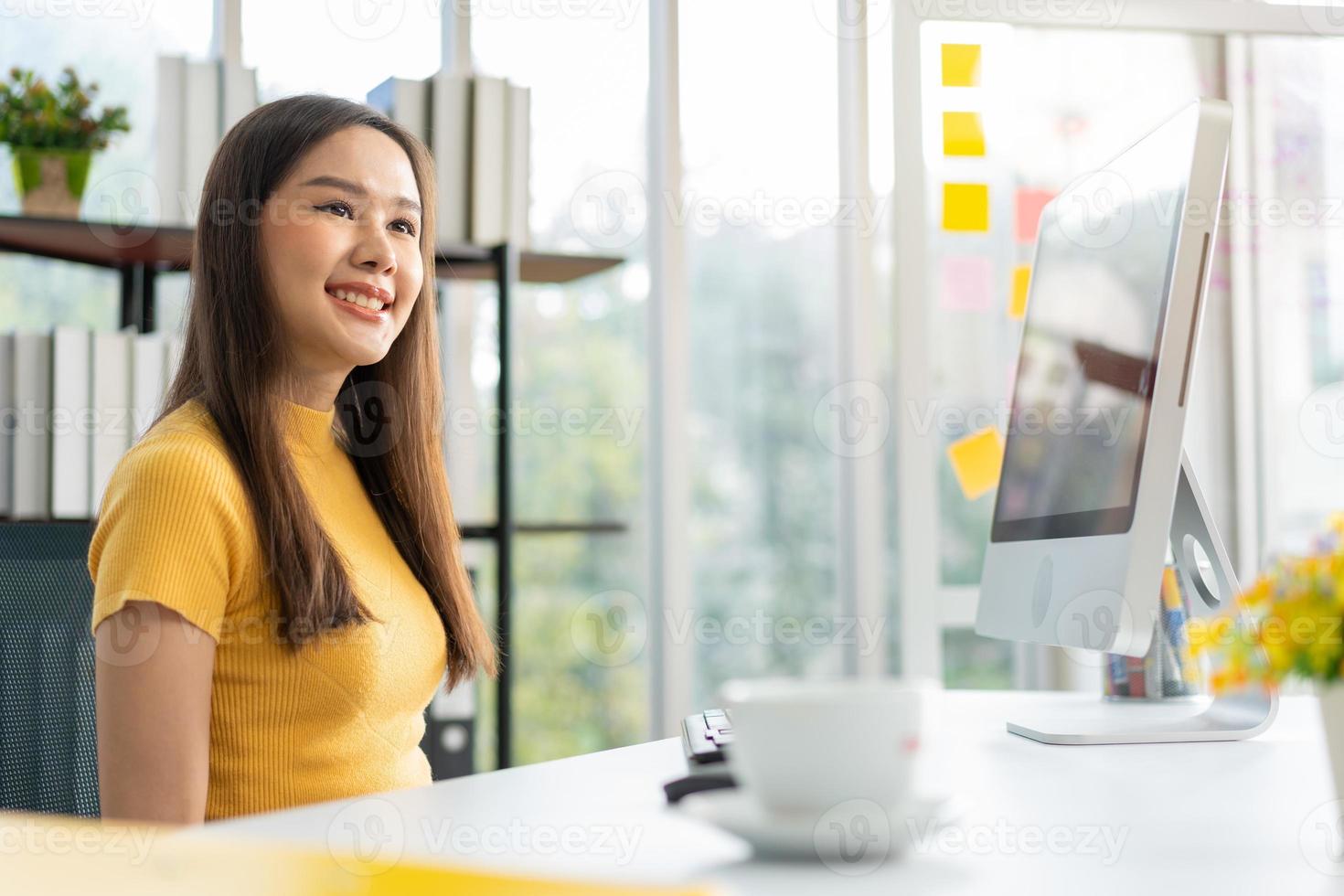 ritratto felice giovane programmatore donna asiatica lavoro all'avvio dell'ufficio tecnologico e utilizzando il computer per la codifica del programma applicativo e completamente creativo. concetto di donna imprenditrice intelligente che lavora. foto