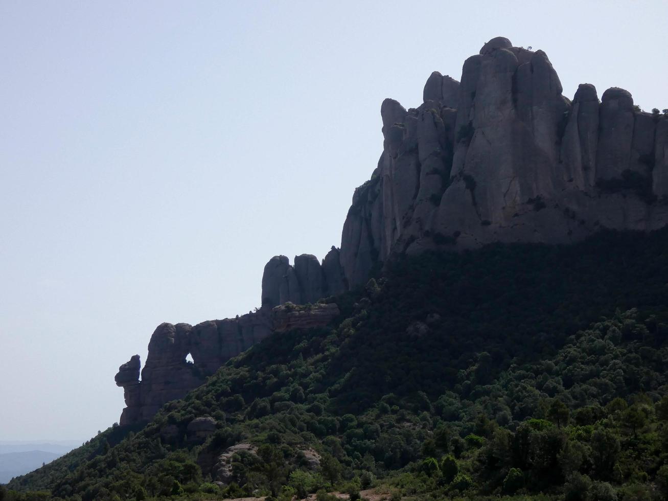 profilo delle montagne di montserrat, a nord della città di barcellona. foto