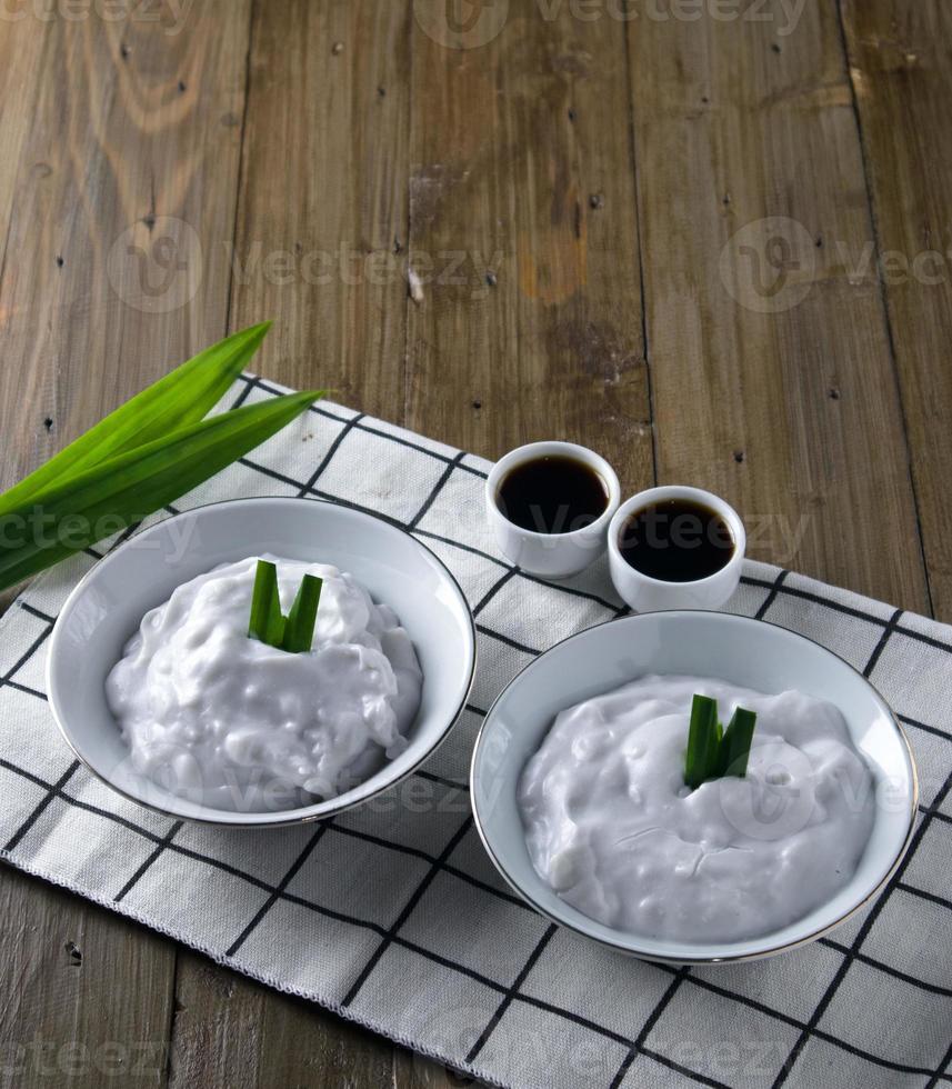 porridge di midollo alimentare indonesiano con zucchero sul piatto foto