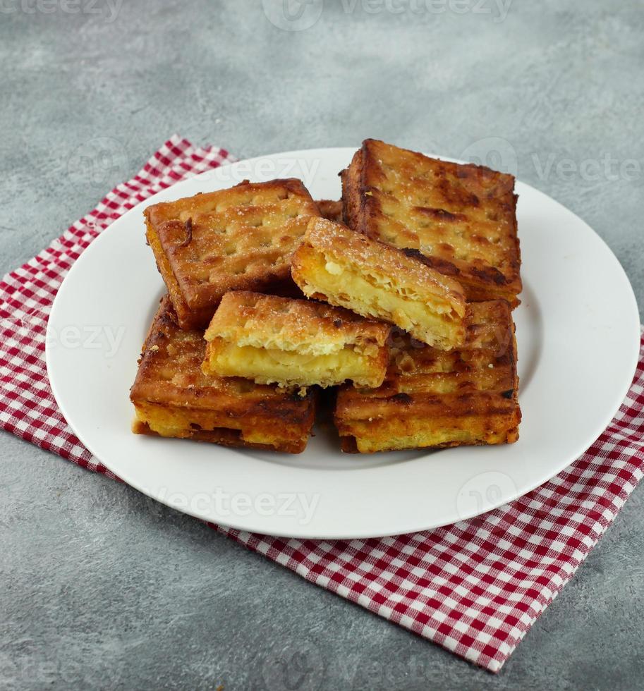 torta biscotto tape, torta gabin fritta, torta biscotto con ripieno di tape fritto foto