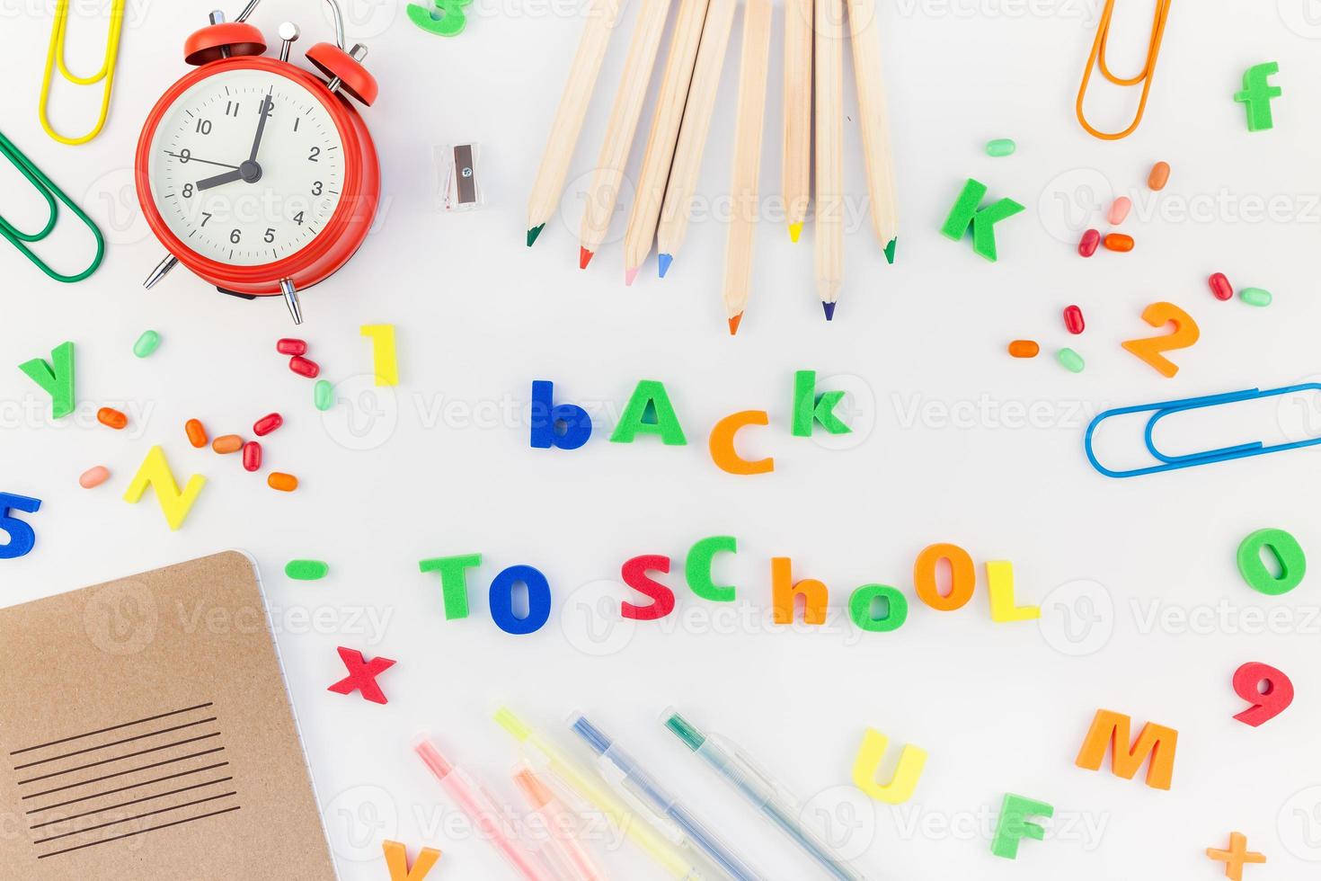 concetto di ritorno a scuola con forniture per ufficio foto