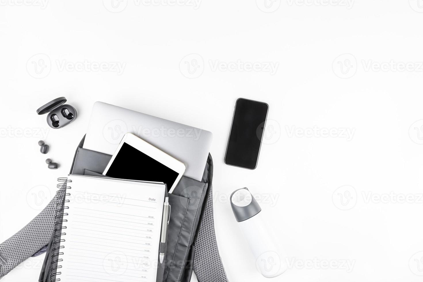 zaino moderno con laptop e tablet all'interno foto