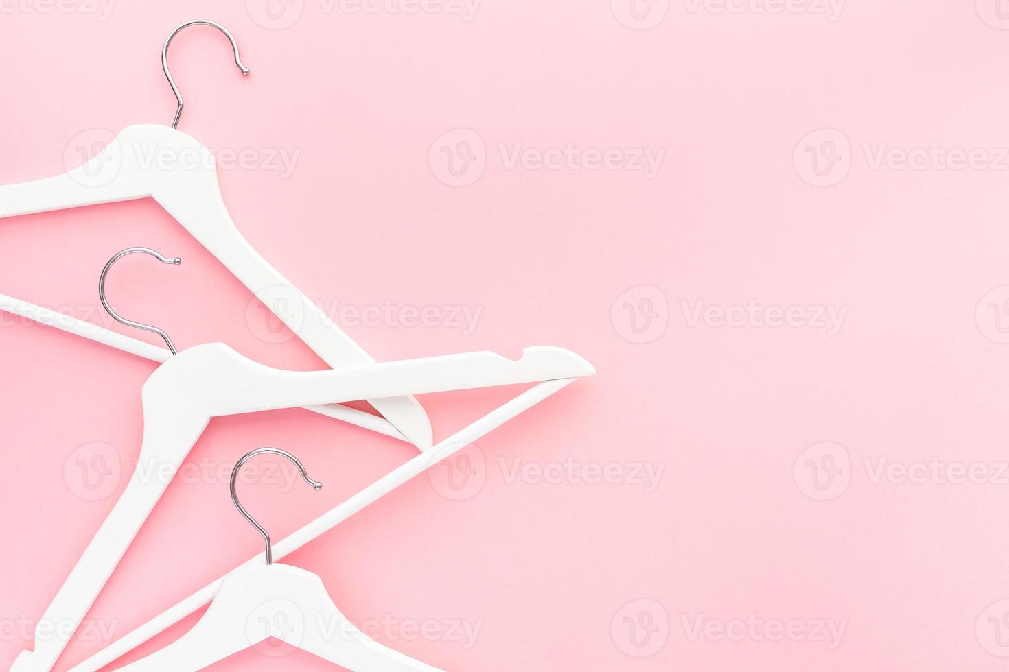 appendini bianchi su sfondo rosa pastello foto