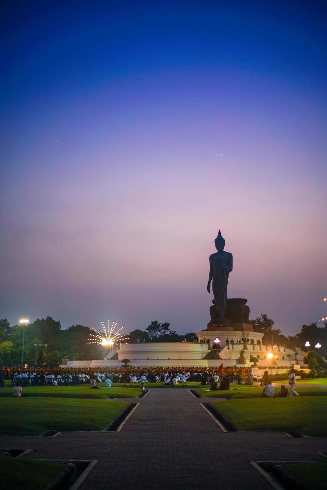 Bangkok, Tailandia - 29 ottobre 2017 - i buddisti pregano la statua del buddha alta 15,87 m a phutthamonthon nel giorno della puja di asalha foto